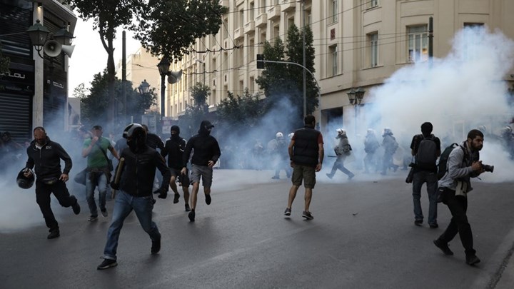 Εικόνες από την ένταση στην πορεία για τον Κουφοντίνα στην Αθήνα – ΦΩΤΟ