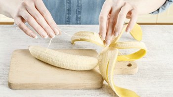 Δείτε τι μπορείτε να κάνετε με μια φλούδα μπανάνας