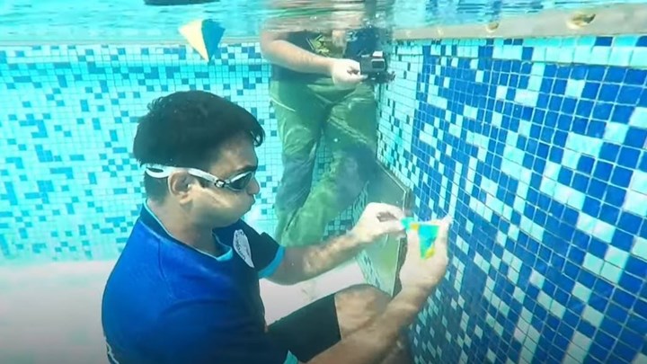 Έλυσε εννέα παζλ κρατώντας την αναπνοή του κάτω από το νερό – ΒΙΝΤΕΟ