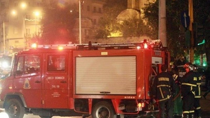 Κάηκαν δύο αυτοκίνητα και μία αποθήκη στο Αγρίνιο