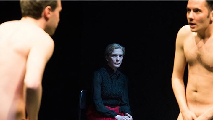 Ολόγυμνοι στο γερό «Ξύπνημα της άνοιξης» – Αποκλειστικές φωτογραφίες