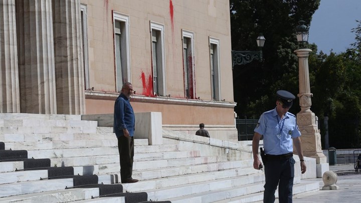 Ξεκίνησαν οι εργασίες αποκατάστασης των φθορών στο κτίριο της Βουλής