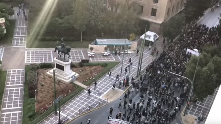 Βίντεο ντοκουμέντο: Η στιγμή της επίθεσης στο εκλογικό περίπτερο του Κώστα Μπακογιάννη