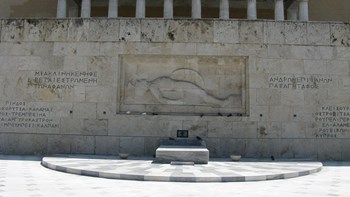 Νέος συναγερμός στη Βουλή – Άνδρας προσπάθησε να ανέβει από τα σκαλιά δίπλα στον Άγνωστο Στρατιώτη