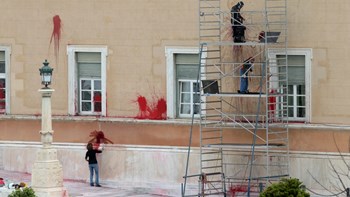 Συνεργεία καθαρίζουν την πρόσοψη της Βουλής από τις μπογιές του Ρουβίκωνα – ΦΩΤΟ