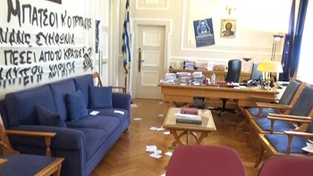Καταδρομική επίθεση στο γραφείο του Πρύτανη του Οικονομικού Πανεπιστημίου Αθηνών – ΦΩΤΟ