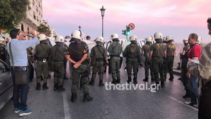 Διαμαρτυρία για τον Κουφοντίνα έξω από τον χώρο της ομιλίας Τσίπρα – Ένταση με τα ΜΑΤ – ΒΙΝΤΕΟ