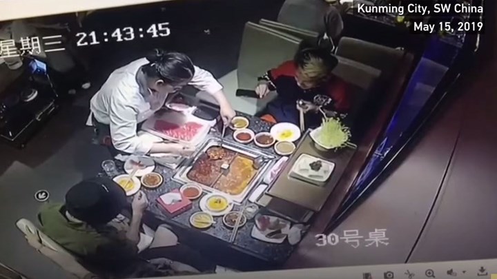 “Έσκασε” ο αναπτήρας μέσα στο καυτό φαγητό και τραυμάτισε τους πελάτες του εστιατορίου – ΒΙΝΤΕΟ