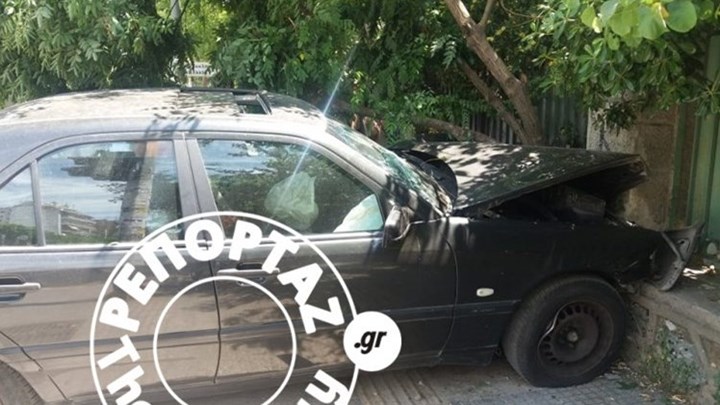 Τροχαίο στη Θεσσαλονίκη: Αυτοκίνητο ”καρφώθηκε”  σε τοίχο – ΦΩΤΟ