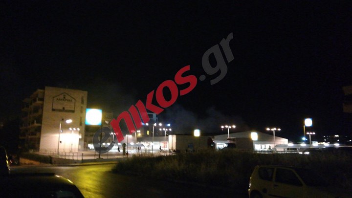 Οι πρώτες εικόνες από το καμένο αυτοκίνητο των ληστών του κοσμηματοπωλείου στη Θεσσαλονίκη – ΦΩΤΟ αναγνώστη