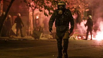 Επεισόδια με μολότοφ στα Εξάρχεια – Κάηκε αυτοκίνητο