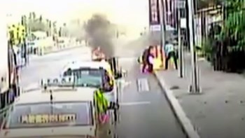 Ο ήρωας της ημέρας – Οδηγός λεωφορείου έσωσε άνδρα που καιγόταν – ΒΙΝΤΕΟ