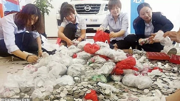 Επικό καψόνι: Αγόρασε αυτοκίνητο και πλήρωσε με… κέρματα – ΒΙΝΤΕΟ