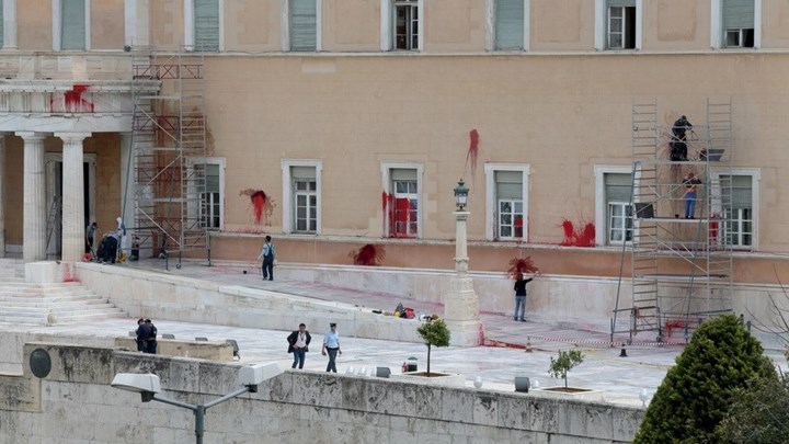 Ελεύθερο το μέλος του Ρουβίκωνα για την επίθεση με μπογιές στη Βουλή