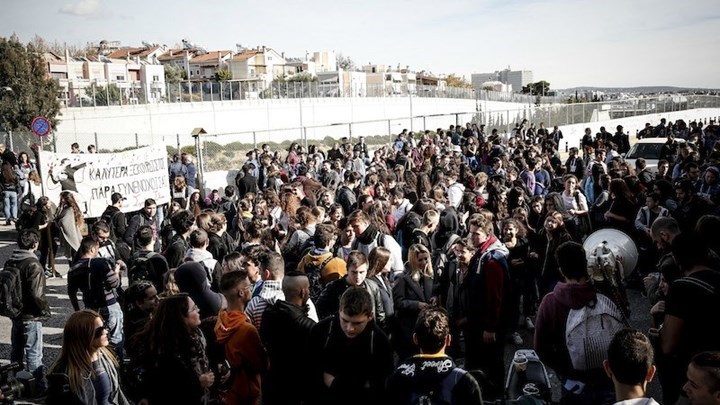 Μαθητές διαδήλωσαν για την κλιματική αλλαγή στο κέντρο της Αθήνας