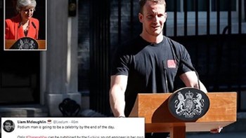 Ο τεχνικός του ήχου που έκλεψε την παράσταση από την Τερέζα Μέι – ΦΩΤΟ – ΒΙΝΤΕΟ