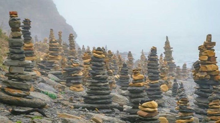 Μαγικό θέαμα – Αυτή η παραλία είναι γεμάτη από πύργους με πέτρες – ΒΙΝΤΕΟ