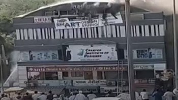 Σκηνές σοκ στην Ινδία: Πηδούν από τον τελευταίο όροφο εμπορικού κέντρου για να σωθούν από πυρκαγιά – ΒΙΝΤΕΟ