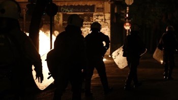Νύχτα έντασης στην Αθήνα με εμπρησμούς, μολότοφ και πυροβολισμούς