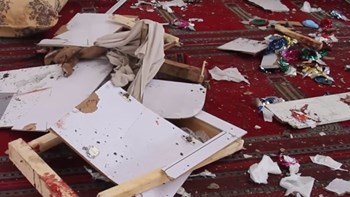 Σκληρές εικόνες από έκρηξη βόμβας σε τέμενος στο Αφγανιστάν – Τρεις νεκροί, δεκάδες τραυματίες – ΒΙΝΤΕΟ