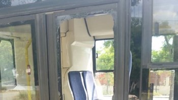 Επιβάτης έσπασε το τζάμι λεωφορείου με μπουνιά στη Θεσσαλονίκη – ΦΩΤΟ