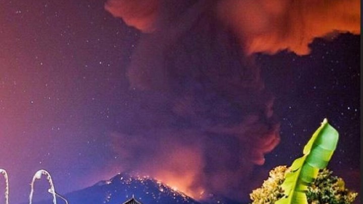 Εντυπωσιακές εικόνες από έκρηξη ηφαιστείου στο Μπαλί – Ακυρώθηκαν πτήσεις – ΦΩΤΟ