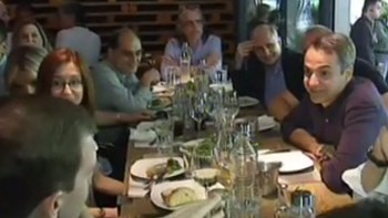 Στο Παγκράτι ο Μητσοτάκης – Χαλαρές στιγμές με δημοσιογράφους πριν από την κάλπη – ΒΙΝΤΕΟ