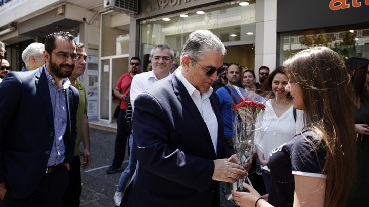 Σε μεζεδοπωλείο στο Περιστέρι ο Κουτσούμπας – Ο στίχος που του αφιέρωσε ο Γιώργος Μαργαρίτης – ΒΙΝΤΕΟ