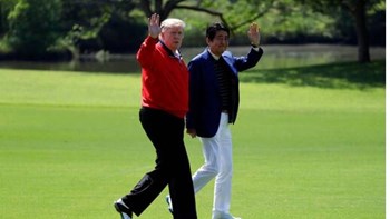 Ο Τραμπ παίζει γκολφ με τον Ιάπωνα πρωθυπουργό και… επιτίθεται για το εμπόριο – ΦΩΤΟ