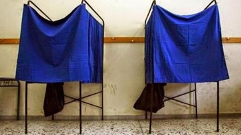 Εκλογικό κέντρο θυμίζει… αποθήκη στην Κοζάνη – Διαμαρτύρονται οι δικαστικοί αντιπρόσωποι – ΒΙΝΤΕΟ