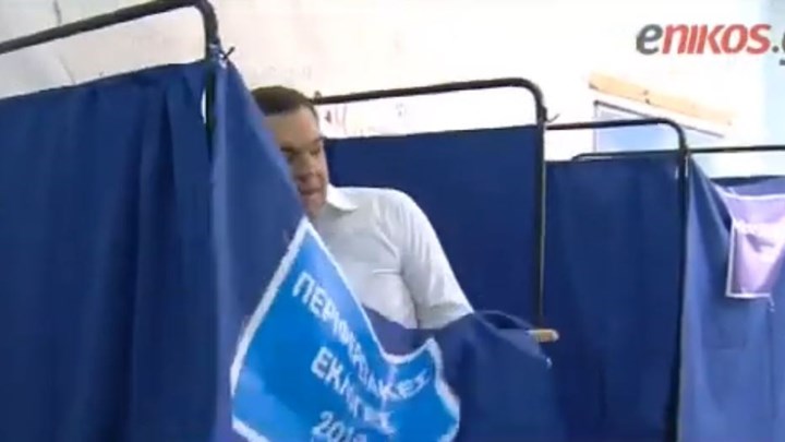 Έφυγε το παραβάν την ώρα που ψήφιζε ο Τσίπρας – ΒΙΝΤΕΟ