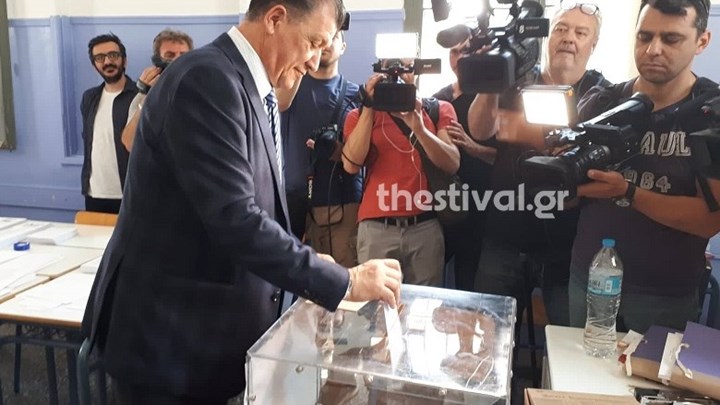 Με την οικογένειά του και τον Γιώργο Κούδα ψήφισε ο Ορφανός – BINTEO