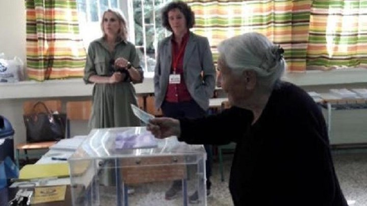 Ψηφοφόρος 103 ετών στα Ιωάννινα – ΦΩΤΟ