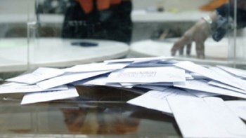 Μέλος εφορευτικής επιτροπής θήλασε το βρέφος της μέσα στο εκλογικό τμήμα – Δεν την άφησε να φύγει ο εκλογικός αντιπρόσωπος