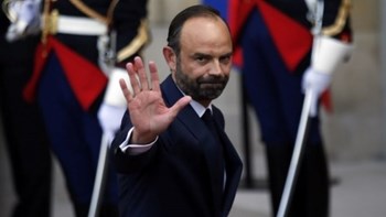 Ο Γάλλος πρωθυπουργός παραδέχθηκε τη νίκη της Λεπέν