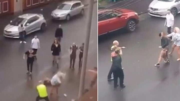 Τρικούβερτος καβγάς στη μέση του δρόμου – Επιτέθηκε σε γυναίκα με κλαδί δέντρου – ΦΩΤΟ -ΒΙΝΤΕΟ