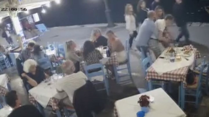 Σοκαριστικό βίντεο: Ιδιοκτήτης ταβέρνας έσωσε πελάτη του που πνίγηκε με το φαγητό