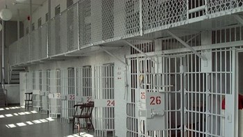 Διατάχθηκε έρευνα για την απόδραση των δύο κρατουμένων από τις φυλακές Αυλώνα