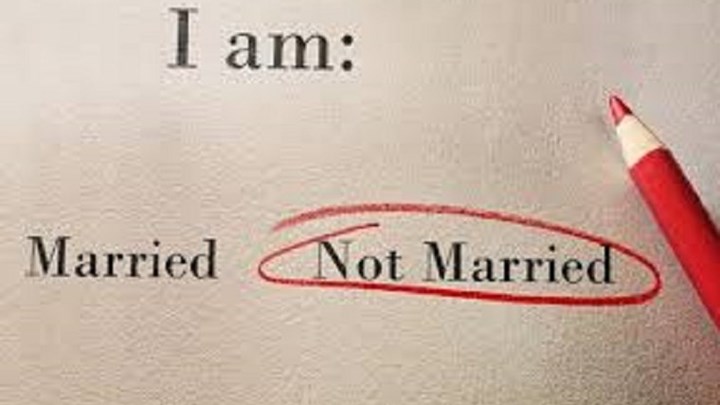 Οι ανύπαντρες γυναίκες χωρίς παιδιά είναι οι πιο ευτυχισμένες – Τι υποστηρίζει καθηγητής του LSE