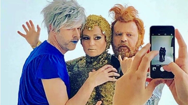 Καραμπέτη-Καραθάνος-Λούλης σε πόζα για τις Νεφέλες του Καραντζά