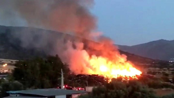 Σε εξέλιξη φωτιά σε χωματερή στο Μαρκόπουλο – BINTEO