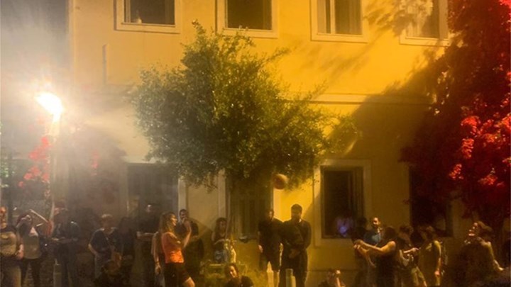 Αντιεξουσιαστές φώναζαν συνθήματα υπέρ του Κουφοντίνα έξω από ταβέρνα που έτρωγε ο Κώστας Μπακογιάννης – ΒΙΝΤΕΟ – ΦΩΤΟ