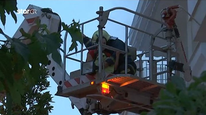 Η στιγμή που απεγκλωβίζονται η μητέρα και η κόρη της από το διαμέρισμα στον Χολαργό – ΒΙΝΤΕΟ