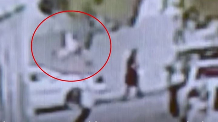 Περαστικός έσωσε δίχρονο παιδί που έπεσε από τον τέταρτο όροφο – ΒΙΝΤΕΟ