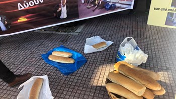 Συγκέντρωση διαμαρτυρίας των καθαριστριών έξω από τη Βουλή – Άφησαν ψωμιά στην Ηρώδου Αττικού – ΦΩΤΟ