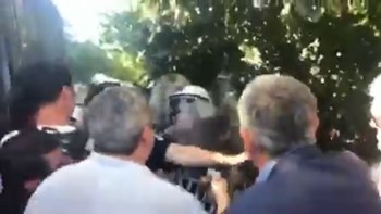 Ένταση έξω από τη Βουλή με τις καθαρίστριες: Επιχείρησαν να σπάσουν τον αστυνομικό κλοιό – ΒΙΝΤΕΟ