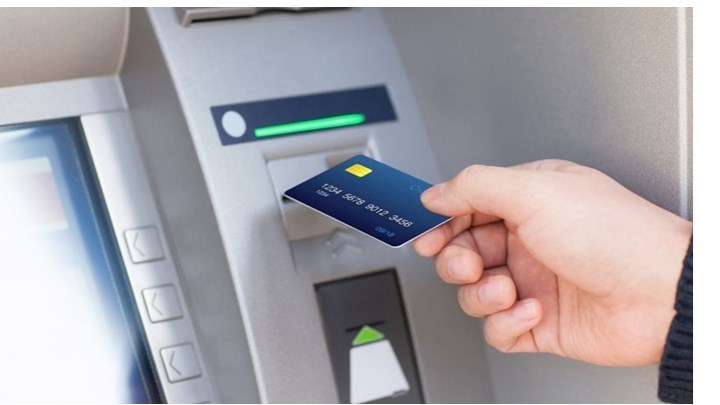 Τι αλλάζει στις προμήθειες για αναλήψεις μέσω ΑΤΜ άλλων τραπεζών – Πότε θα ισχύσει ο νέος κανονισμός