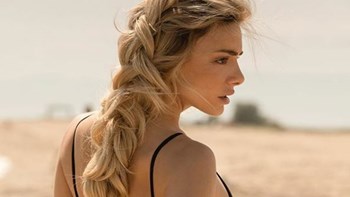 Η εκρηκτική Ζοζεφίν πόζαρε τόπλες στη θάλασσα – ΦΩΤΟ