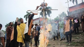 Θανατική ποινή για 16 άτομα που φέρεται να έκαψαν ζωντανή μαθήτρια στο Μπαγκλαντές