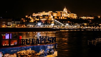 Ποταμόπλοιο με δεκάδες επιβαίνοντες ανετράπη στο Δούναβη – Σε εξέλιξη επιχείρηση διάσωσης